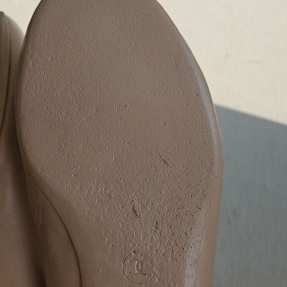 CHANEL Beige Women's Flats with Black Bow - Picture 7 of 12